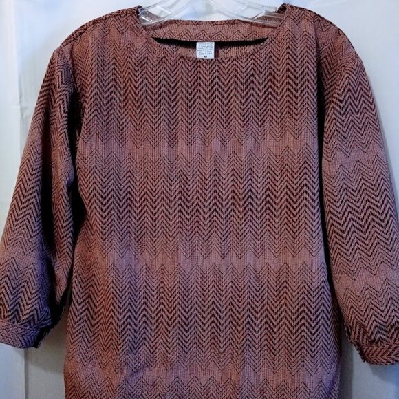 Nwt Round neck Chevron Pullover Blouse M Burgundy Pink 3/4 sleeve Button cuffs - Picture 2 of 9